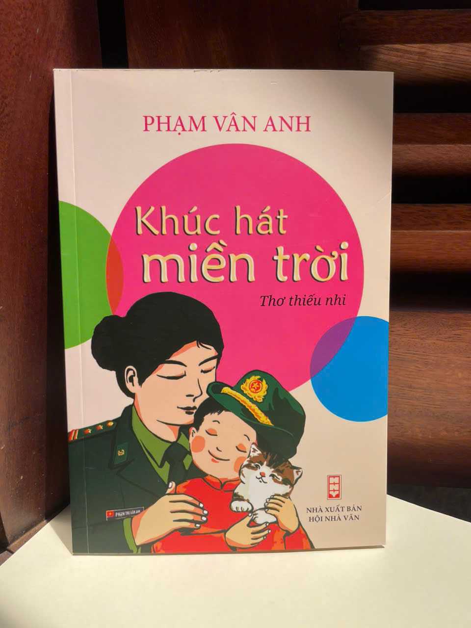 Khúc hát lịch sử trong vũ trụ tuổi thơ