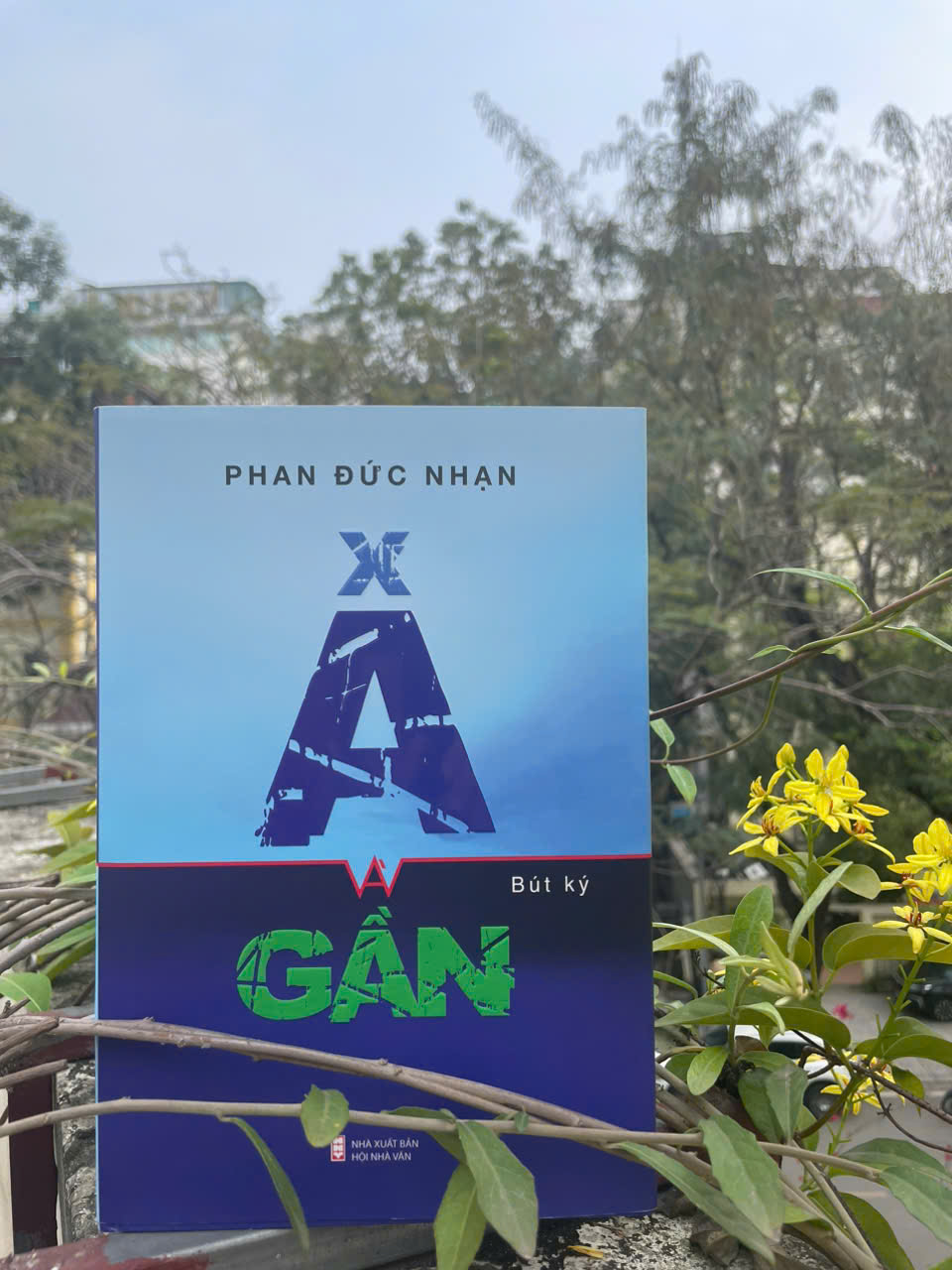 Xa và gần - tập bút ký viết về mảnh đất đau thương và anh hùng