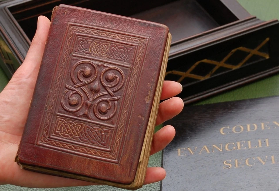 đấu giá kinh thánh ảnh 12 dau gia kinh thanh anh 12