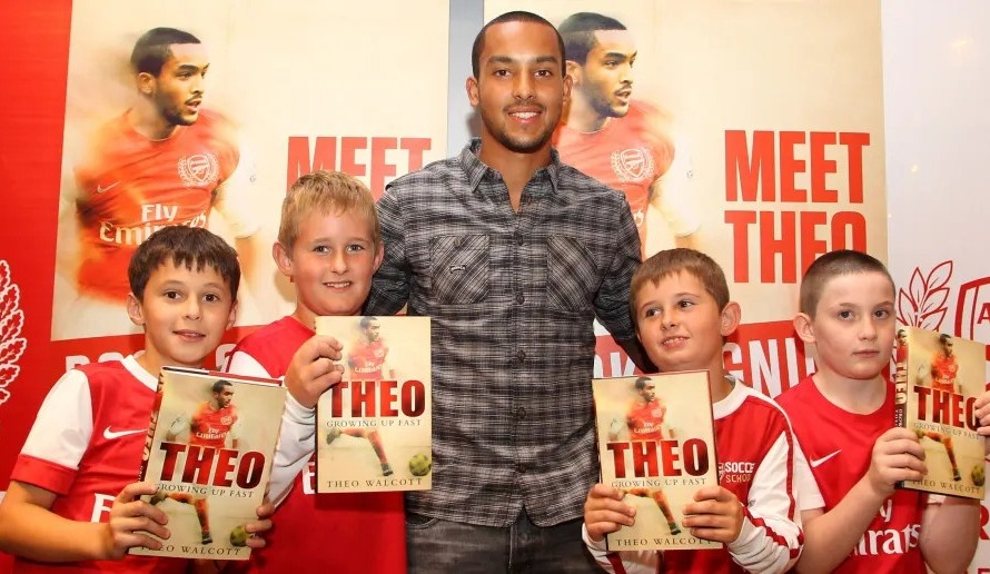 Vừa đá bóng vừa viết văn