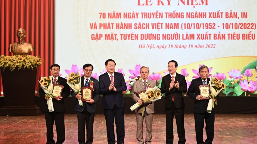 81 người làm xuất bản tiêu biểu trên cả nước đã được trao bằng khen