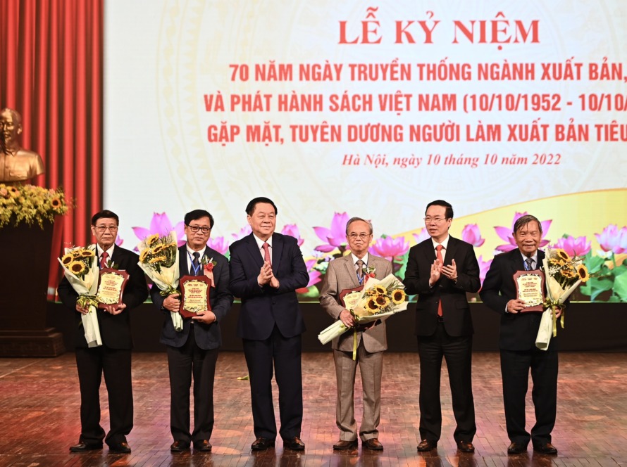 81 người làm xuất bản tiêu biểu trên cả nước đã được trao bằng khen