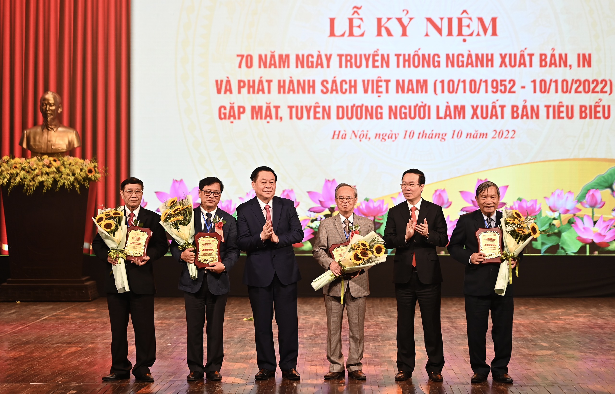 81 người làm xuất bản tiêu biểu trên cả nước đã được trao bằng khen