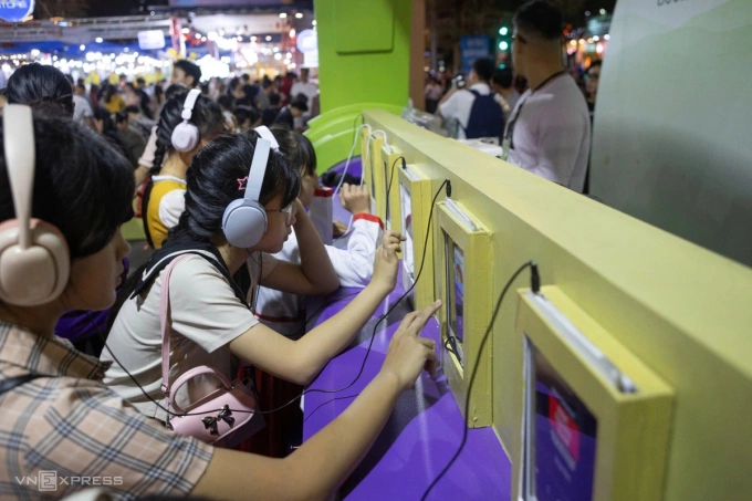 AUDIOBOOK, EBOOK PHÙ HỢP VỚI ĐỘC GIẢ HIỆN ĐẠI NHƯNG KHÔNG THAY THẾ SÁCH GIẤY