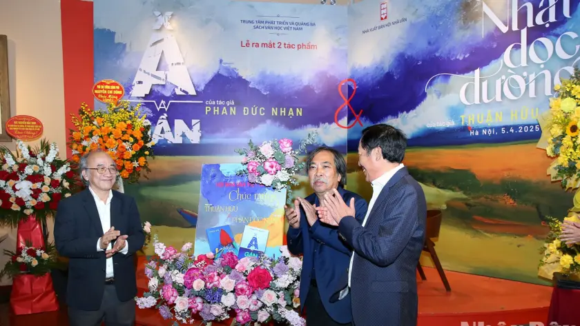 [Ảnh] Ấm áp lễ ra mắt tác phẩm tâm huyết của nhà thơ Thuận Hữu và nhà văn Phan Đức Nhạn