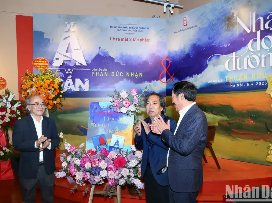 [Ảnh] Ấm áp lễ ra mắt tác phẩm tâm huyết của nhà thơ Thuận Hữu và nhà văn Phan Đức Nhạn