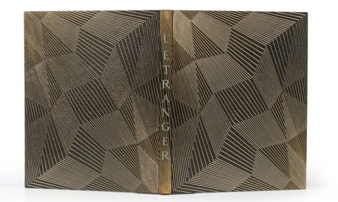 Bìa bản thảo Kẻ ngoại cuộc của nhà văn Albert Camus. Ảnh: Tajan