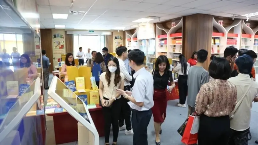 CÁC NHÀ XUẤT BẢN KIẾM ĐƯỢC BAO NHIÊU KHI LÀM SÁCH ĐIỆN TỬ?