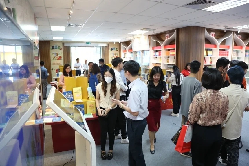 CÁC NHÀ XUẤT BẢN KIẾM ĐƯỢC BAO NHIÊU KHI LÀM SÁCH ĐIỆN TỬ?