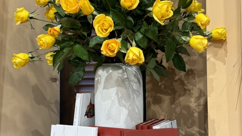 CHIẾC BÚA MÁU TRONG TAY THI SỸ