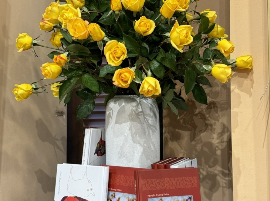 CHIẾC BÚA MÁU TRONG TAY THI SỸ