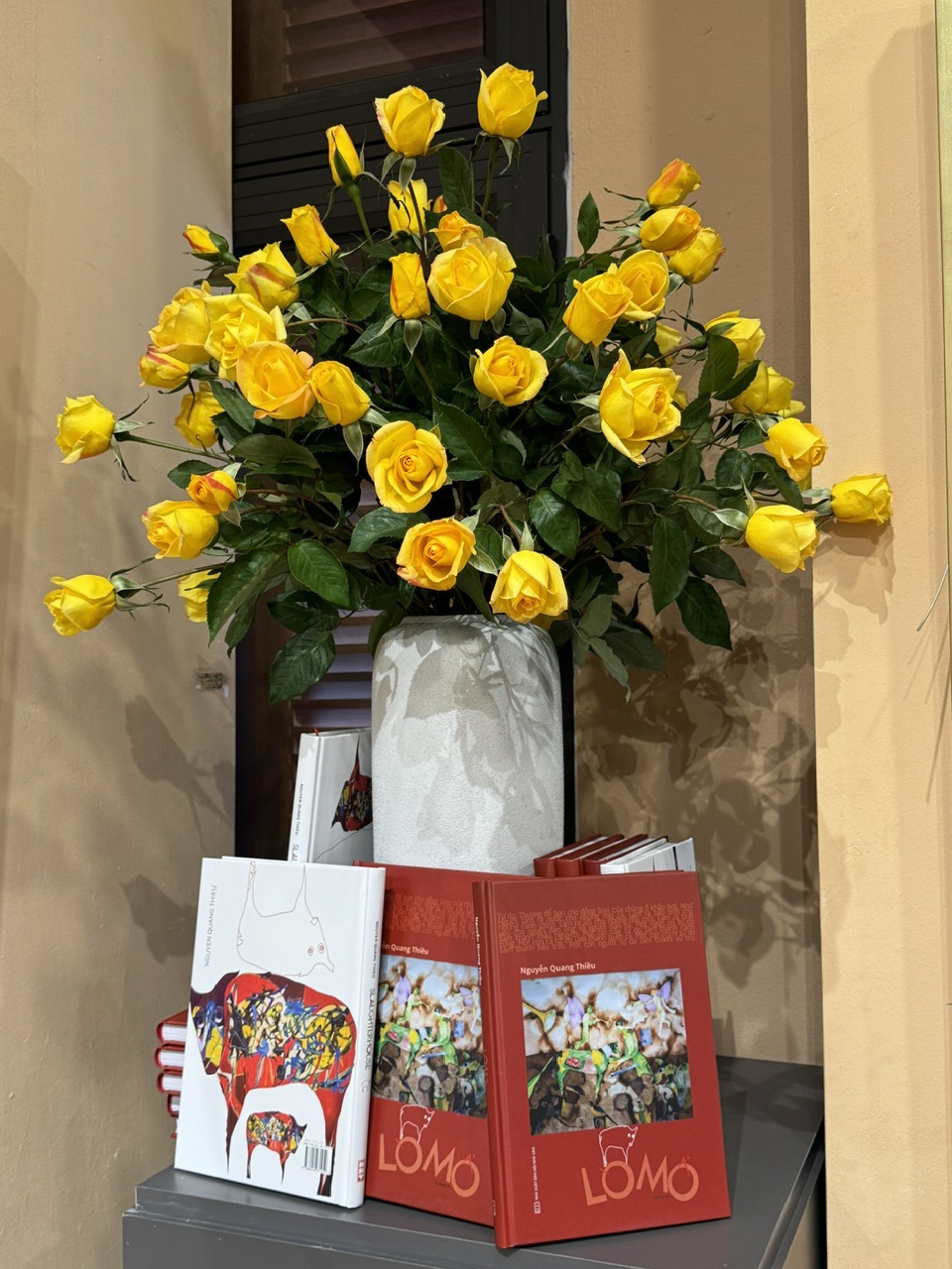 CHIẾC BÚA MÁU TRONG TAY THI SỸ