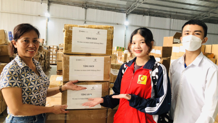 KHI TẶNG SÁCH TRỞ THÀNH NGHĨA CỬ ĐẸP