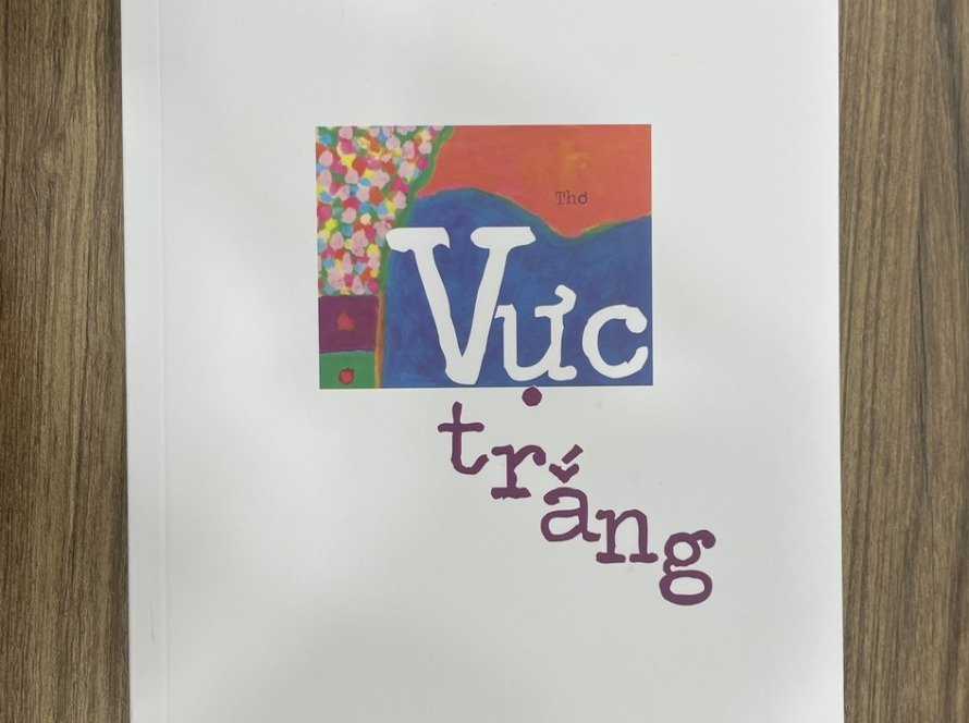 MỘT NHÀNH LAU TRẮNG MỜ MÂY