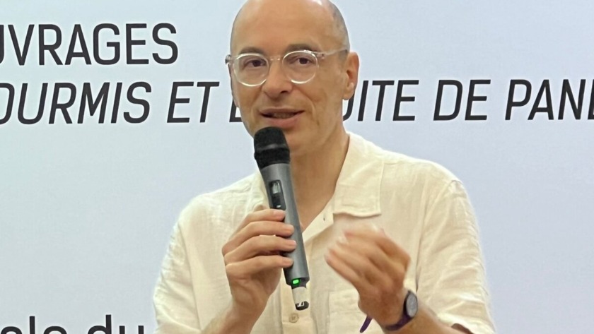 'NHÀ VĂN NÊN ĐÁNH THỨC SUY NGHĨ CỦA ĐỘC GIẢ'