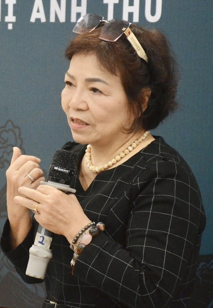 Nhà văn Nguyễn Thị Anh Thư phát biểu tại buổi ra mắt sách. Ảnh: Hoàng Hoàng