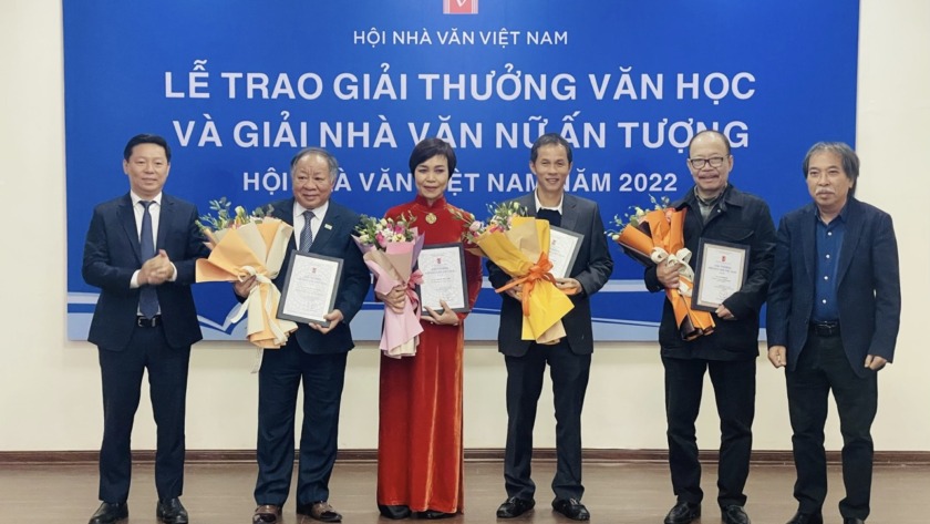 Quy trình sinh ra những biểu tượng mới  trong thơ Trần Lê Khánh