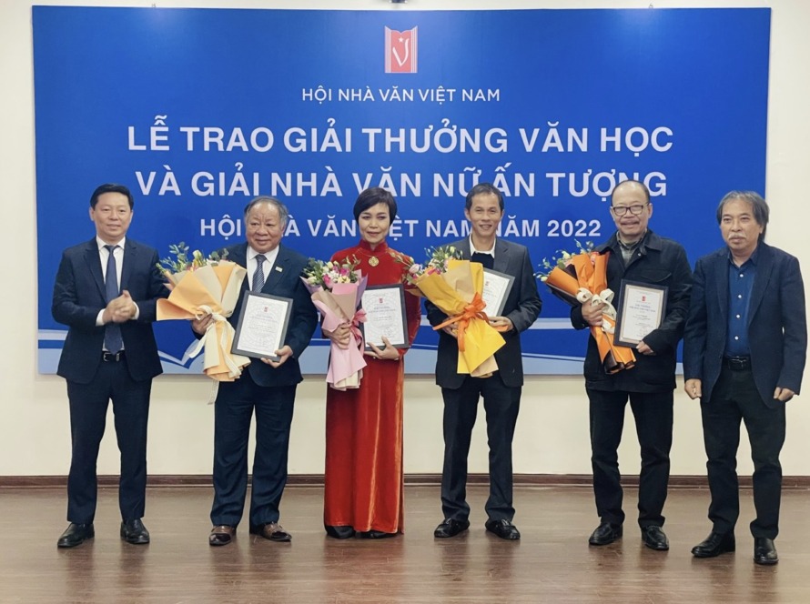 Quy trình sinh ra những biểu tượng mới  trong thơ Trần Lê Khánh