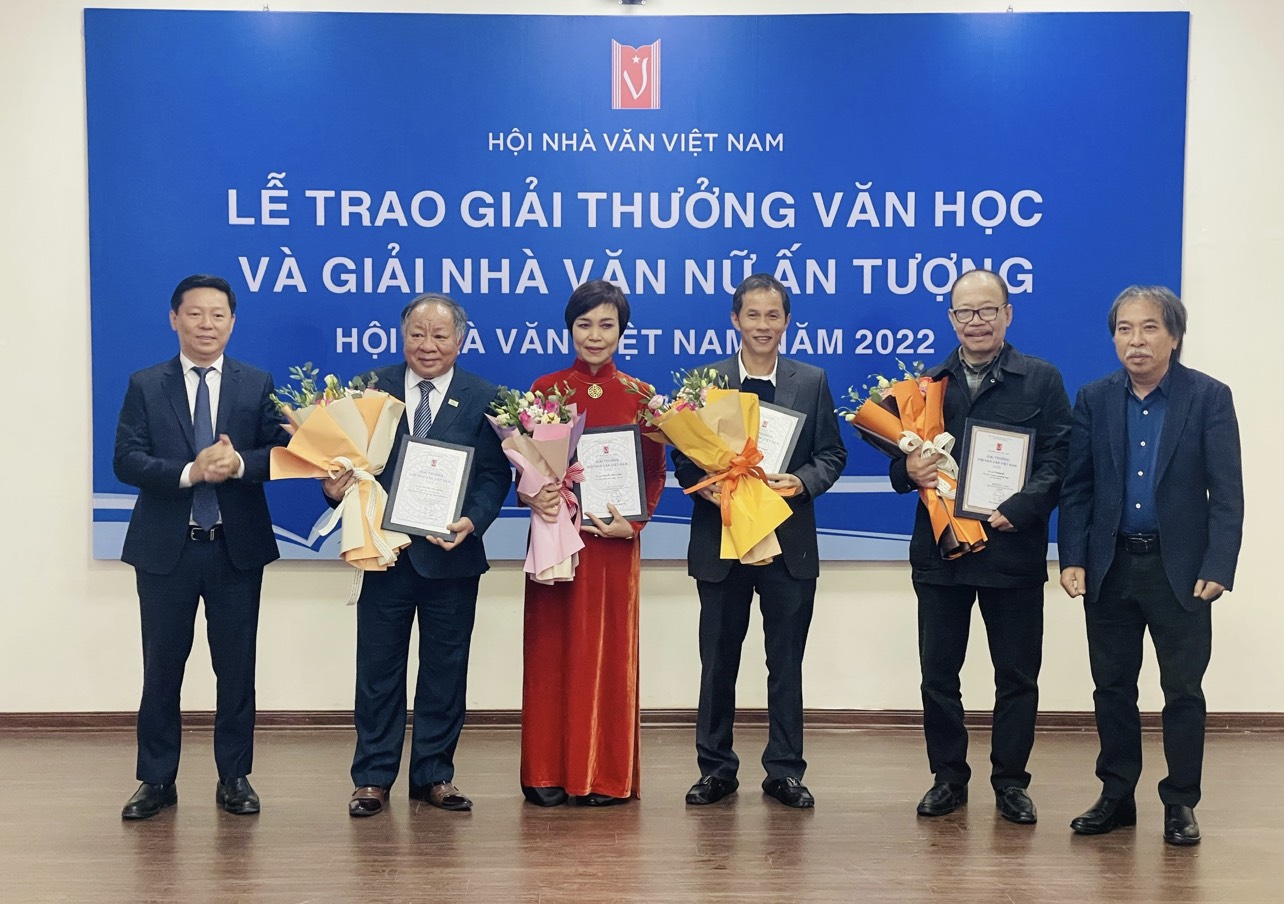 Quy trình sinh ra những biểu tượng mới  trong thơ Trần Lê Khánh