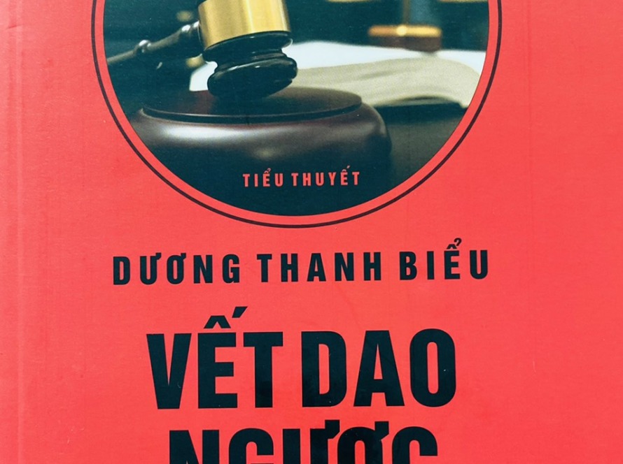 Ra mắt tiểu thuyết “Vết dao ngược đêm trăng”