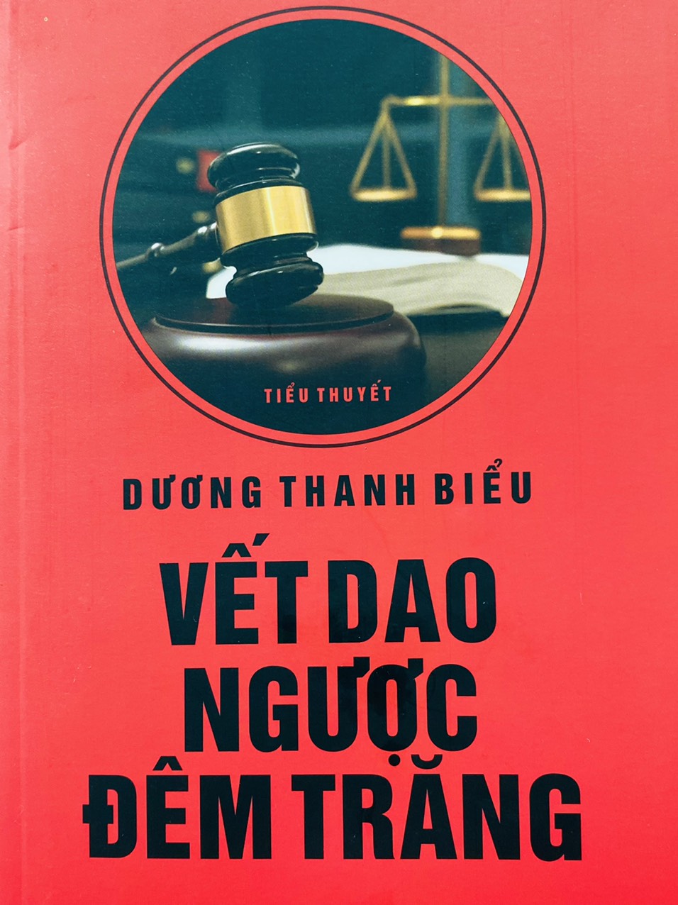 Ra mắt tiểu thuyết “Vết dao ngược đêm trăng”