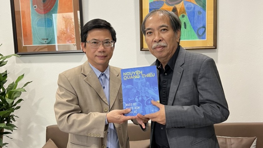 THẾ GIỚI SIÊU TƯỞNG TRONG NHẬT KÝ NGƯỜI XEM ĐỒNG HỒ  CỦA NHÀ THƠ NGUYỄN QUANG THIỀU