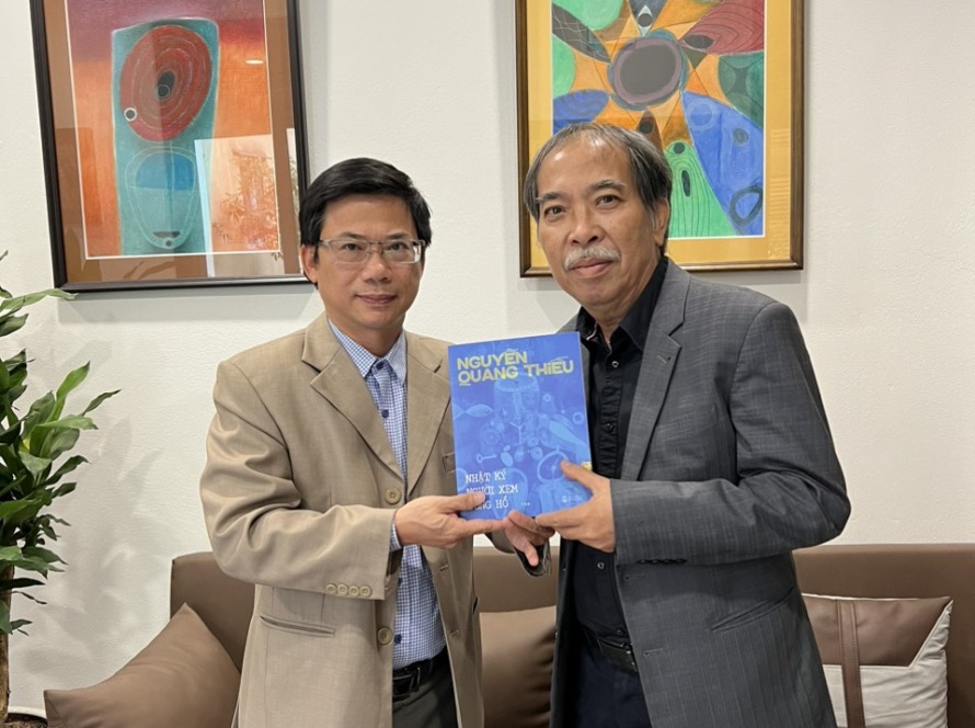 THẾ GIỚI SIÊU TƯỞNG TRONG NHẬT KÝ NGƯỜI XEM ĐỒNG HỒ  CỦA NHÀ THƠ NGUYỄN QUANG THIỀU