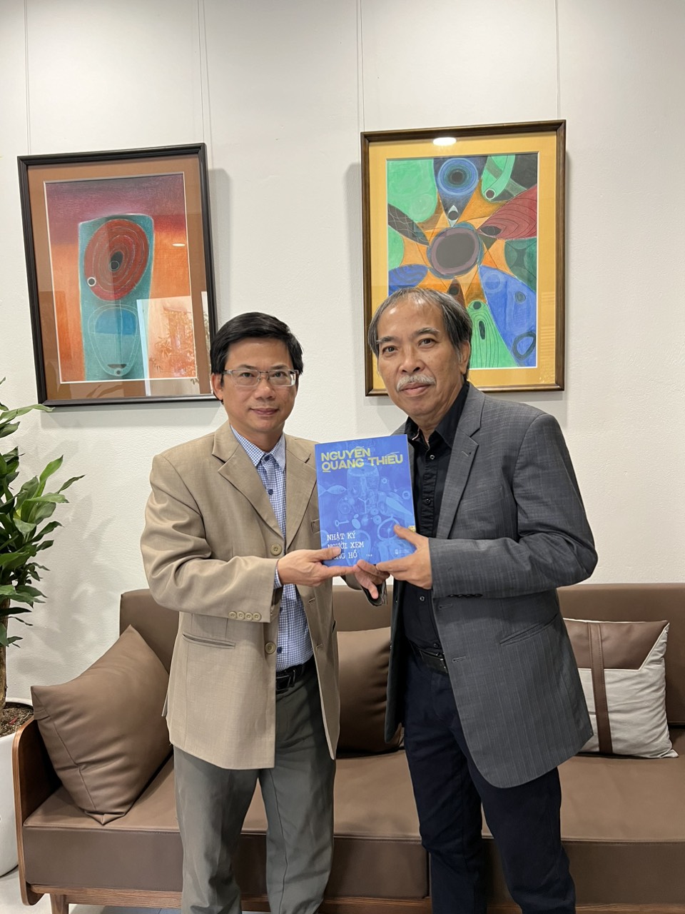 THẾ GIỚI SIÊU TƯỞNG TRONG NHẬT KÝ NGƯỜI XEM ĐỒNG HỒ  CỦA NHÀ THƠ NGUYỄN QUANG THIỀU