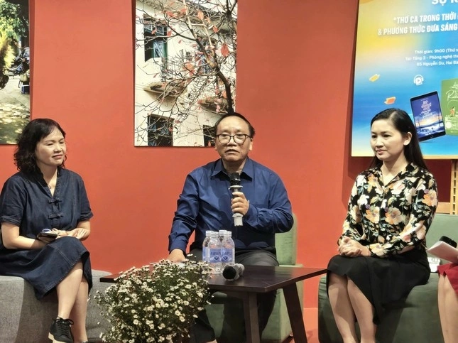 Nhà thơ Trần Đăng Khoa (giữa), nhà thơ Trần Kim Hoa (trái) và nhà thơ Lữ Mai ở sự kiện. Ảnh: An Khánh