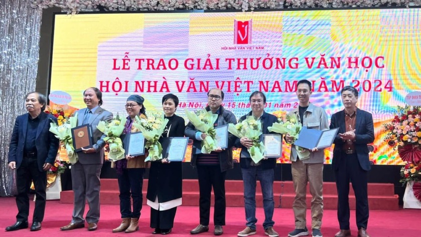Thơ không phải con lừa để người ta chất lên vai nó mọi thứ