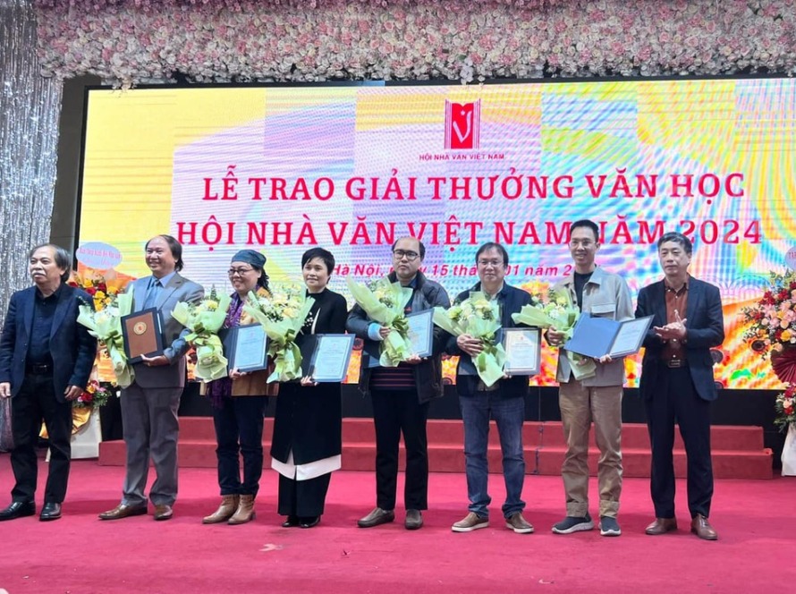 Thơ không phải con lừa để người ta chất lên vai nó mọi thứ