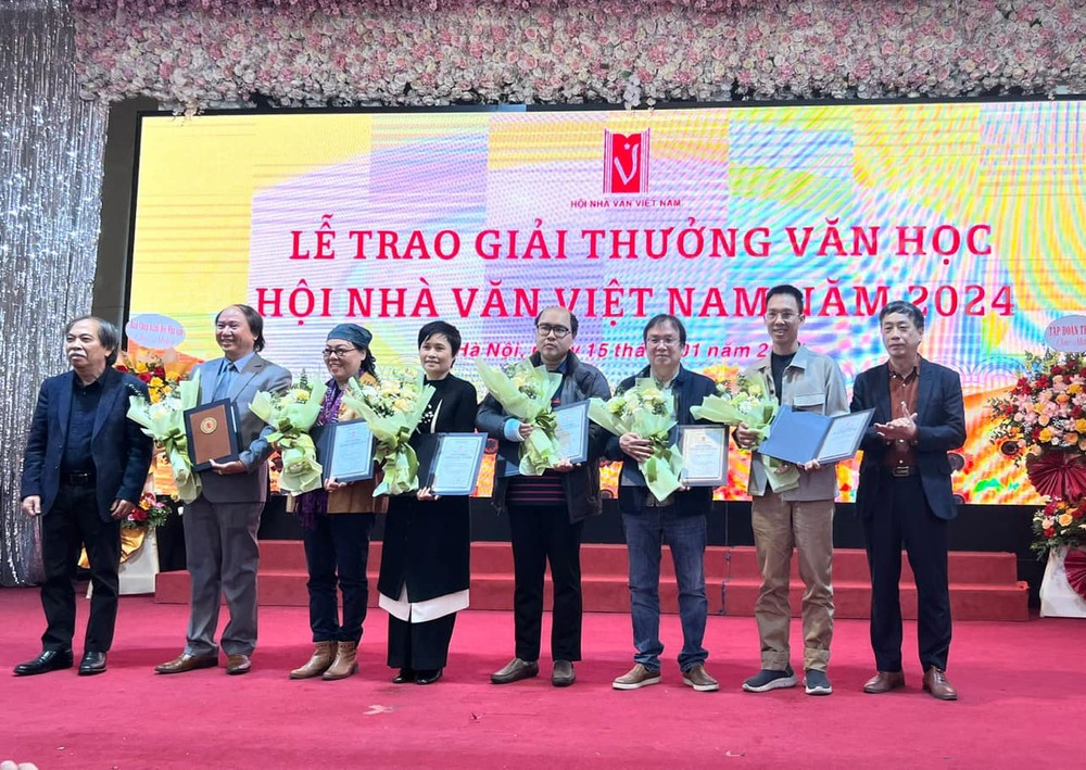 Thơ không phải con lừa để người ta chất lên vai nó mọi thứ