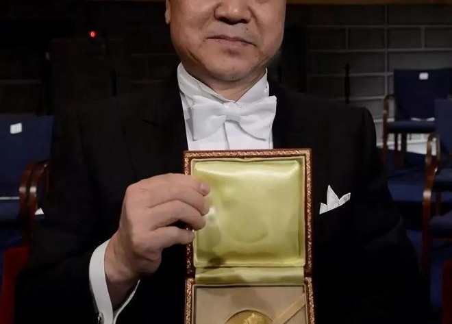 XÔN XAO VỤ NHÀ VĂN TRUNG QUỐC MẠC NGÔN BỊ KIỆN RA TÒA